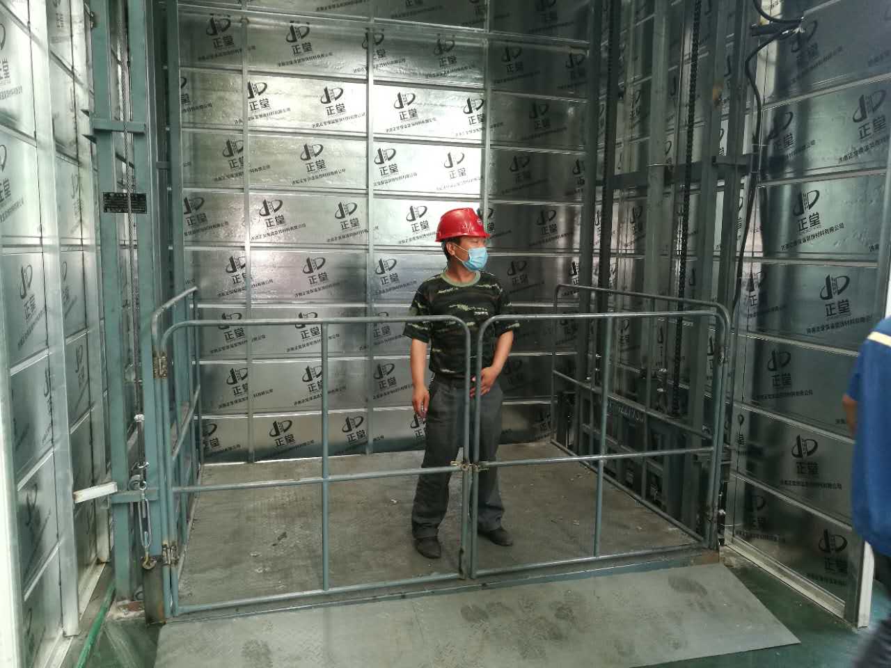 美麗中國（開元集團(tuán)）導(dǎo)軌升降機(jī)安裝完畢！